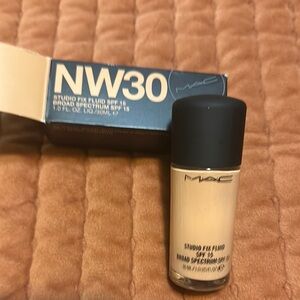 MAC Cosmetics Studio Fix Fluid Foundation NW30